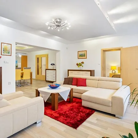 Family With Garden View * براتسيلافا